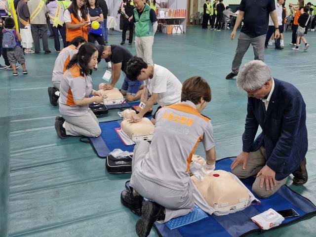 충남 서산시가 지난 27일 서산시민체육관에서 거주 외국인과 다문화가족 대상을 위한 찾아가는 맞춤형 의료서비스 '2025 사랑의 의료봉사'를 성황리에 개최했다.