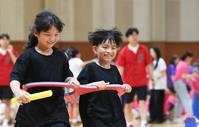 28일 대전 중구 한밭체육관에서 열린 제3회 동구지역아동센터협의회 명랑운동회에 참가한 어린이들이 운동회를 즐기고 있다. 김주형 기자 kjh2667_@cctoday.co.kr