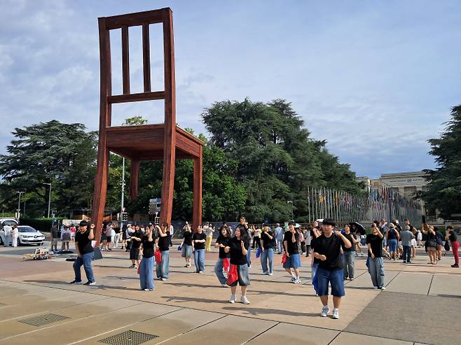 스위스 제네바 유엔 사무소 앞 광장에서 5·18 민주화 정신을 알리는 '님을 위한 행진곡' 플래시몹 모습. /광주광역시교육청 제공