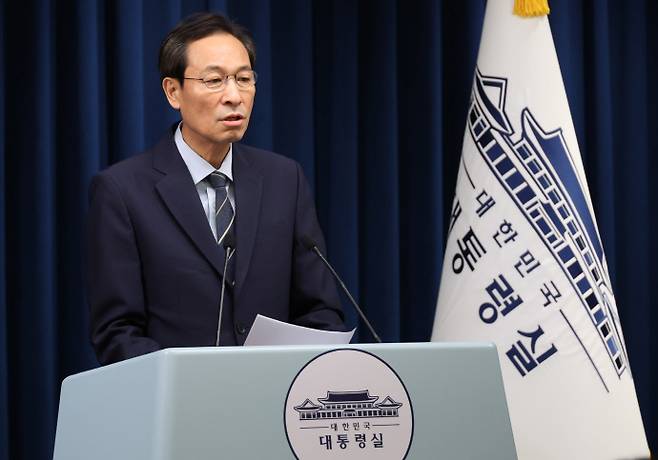 국민임명식 설명하는 우상호 정무수석우상호 정무수석이 28일 용산 대통령실에서 '제21대 대통령 국민임명식' 관련 브리핑을 하고 있다. /연합뉴스