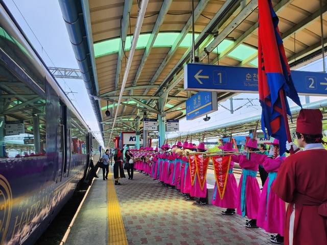 남원시관광협의회 취타대가 '레일크루즈 해랑'의 남원역 도착을 환영하고 있다./사진=남원시