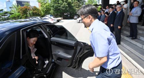 28일 춘천지방검찰청 제72대 이영림 검사장이 이임식을 마친 후 청사를 떠나며 환송 나온 직원들과 인사를 나누고 있다. 박승선기자