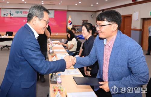 강릉시는 ‘제4기 시정모니터단’ 위촉식 및 운영회의가 28일 강릉시청 2층 대회의실에서 김홍규 강릉시장을 비롯한 34명의 시민으로 구성된 시정모니터단이 참석한 가운데 열렸다. 위촉된 단원들은 강릉시 주요 시책에 대한 모니터링과 홍보 활동 등 시민과 시정을 연결하는 창구 역할을 하게 된다. 강릉=권태명기자