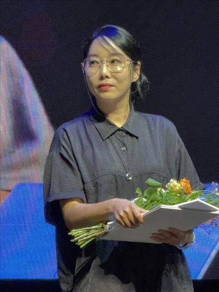 지난 3일 인천 서구문화회관에서 열린 제43회 대한민국연극제 시상식에서 연극 '대찬 이발소'로 연기상을 탄 극단 미소 박시우 배우. 사진=경남연극협회