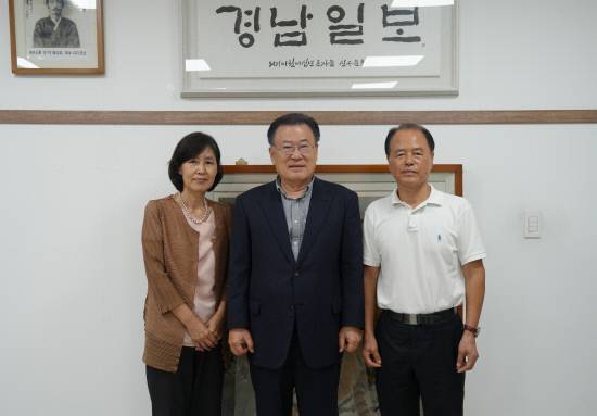 갤러리 오송-파리 오현자 대표와 송정칠 관장이 28일 경남일보를 방문해 고영진 경남일보 대표이사·회장과 함께 기념 사진을 찍고 있다. 백지영기자