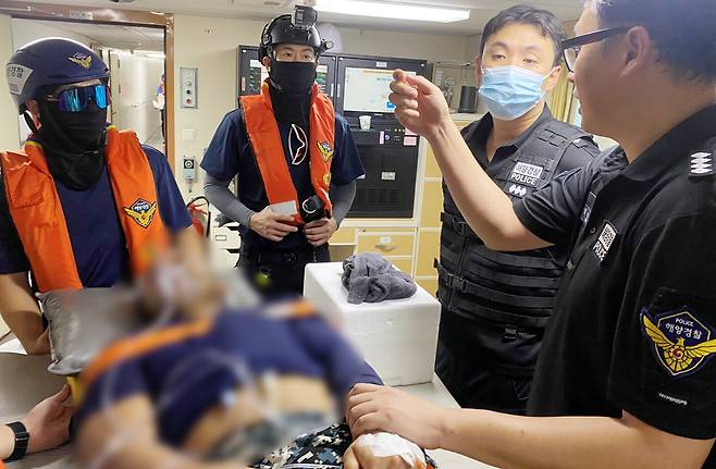 경비함정에서 병원과 원격의료시스템으로 응급처치를 하고 있다. /동해지방해양경찰청 제공