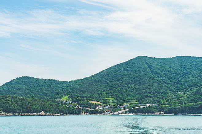 배 위에서 바라본 금오도의 풍경.