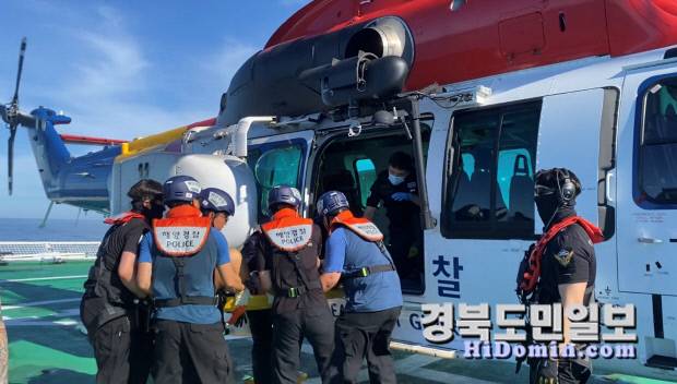 동해지방해양경찰청이 27일 독도 해역에서 무더위 속에 열사병으로 위급한 상황에 부닥친 외국인 선원을 헬기와 함정 릴레이 이송 작전을 벌이고 있다(사진=동해지방해양경찰청)