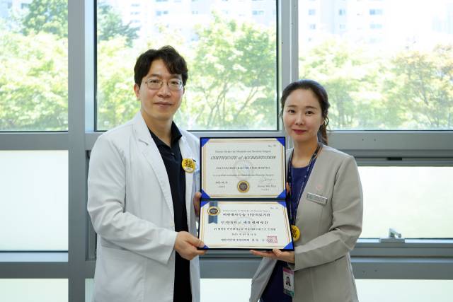 인제대해운대백병원 오성진 위암·식도암·위장관외과 교수(왼쪽)와 비만대사외과 인증코디네이터 성지나 간호사. 인제대해운대백병원 제공