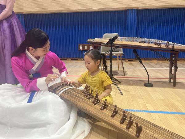 경북교육청이 마련한 '모樂모樂 온(溫)맘놀이터'에 한 어린이가 강사로부터 악기에 대한 설명을 듣고 있다. 경북교육청 제공.
