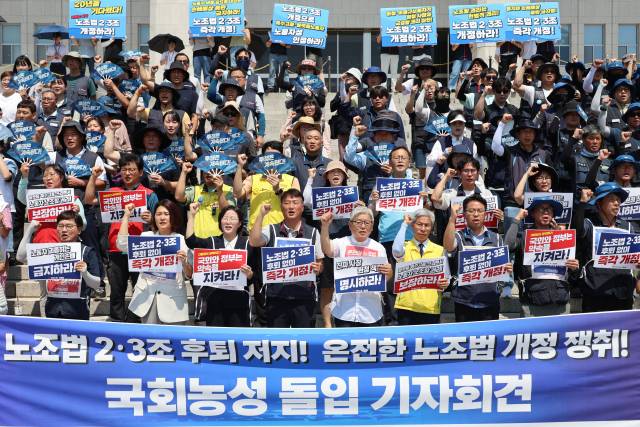 진보당 국회의원과 민주노총 조합원들이 25일 서울 여의도 국회에서 '노란봉투법(노조법 2·3조 개정안)'의 조속한 국회 통과와 시행을 요구하는 농성을 시작하며 기자회견을 하고 있다. 연합뉴스