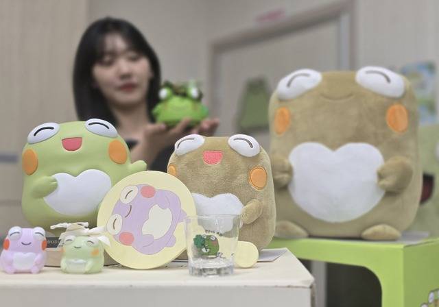 28일 대구 수성구청에서 캐릭터정책추진단 직원들이 수성구 캐릭터 뚜비 상품 온라인 판매를 앞두고 굿즈를 점검하고 있다. 김진홍 기자