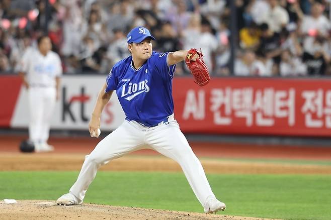 지난 27일 수원 KT위즈파크에서 열린 '2025 신한 SOL 뱅크 KBO리그' 삼성 라이온즈와 KT 위즈 경기에서 마운드에 오른 김태훈이 투구 중이다. <삼성 라이온즈 제공>