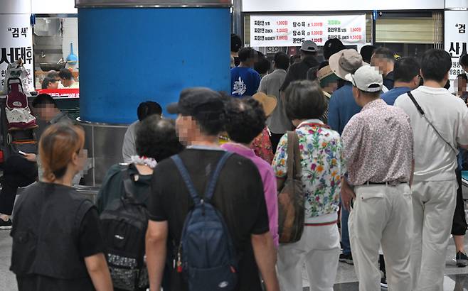 지난 23일 오전 대구 중구 반월당역 지하상가 중식당 '산시로'를 찾은 손님들이 1천원짜리 짜장면을 맛보기 위해 줄지어 기다리고 있다. 이지용기자 sajahu@yeongnam.com