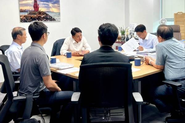더불어민주당 문대림.부승찬 국회의원은 지난 24일 감귤 군납 직거래 재개를 위해 농협중앙회와 중문농협 임원들과 간담회를 가졌다.
