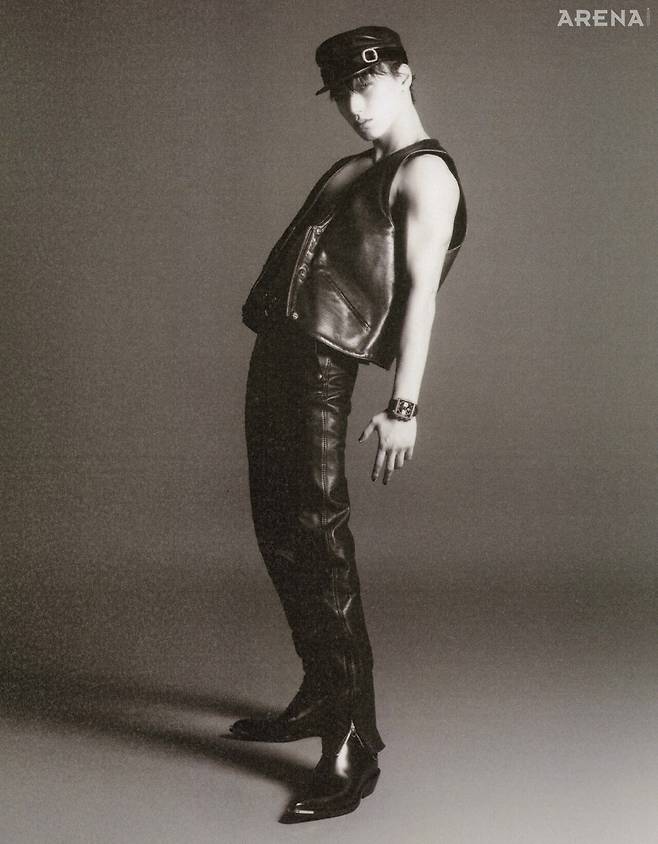 선레이 브러싱 처리한 블랙 다이얼과 블랙 앨리게이터 스트랩을 조합한 모나코 호이어02 크로노그래프 1102만원 태그호이어 제품.&nbsp;레더 베스트·보이캡 모두 크롬하츠, 앵클부츠 H&M × 파코 라반, 레더 팬츠 스타일리스트 소장품.