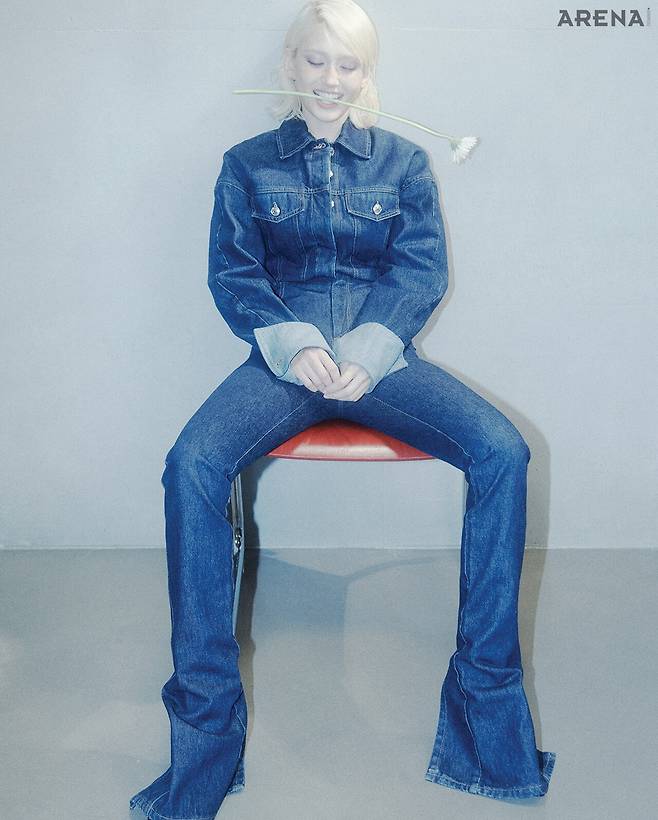 데님 재킷·팬츠 모두 스포트막스, 이어링 본인 소장품.