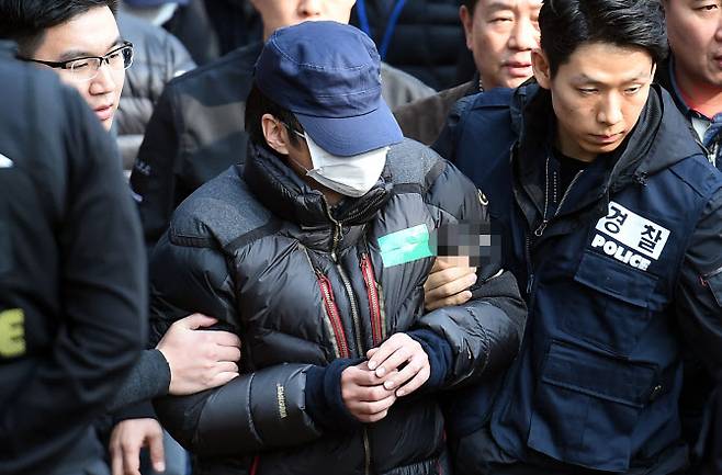 신원영군 암매장 사건의 현장검증이 진행된 2016년 3월 14일 오후 경기도 평택시 청북면의 한 야산에서 친부 신모씨(38)가 현장검증을 마친 뒤 차량으로 이동하고 있다. (사진=뉴시스)