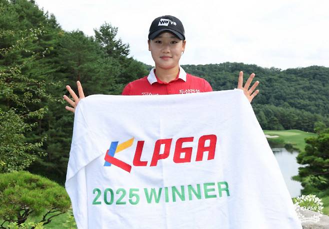 김민솔이 지난 23일 열린 KLPGA 2025 휘닉스CC 드림투어 11차전에서 시즌 4승에 성공한 뒤 기뻐하고 있다. (사진=KLPGA)
