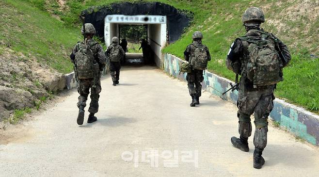 북한 DMZ 지뢰 도발 1년이 지난 지난 2016년 8월 3일 육군 1사단 수색대대 수색팀이 DMZ 수색작전을 위해 통문을 통과하고 있다. (사진=육군)