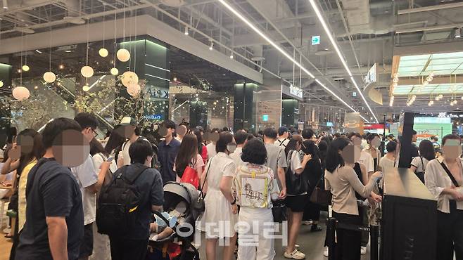 지난 26일 서울 여의도 더현대 서울 지하 1층에 방문객이 몰려 있다. (사진=김지우 기자)