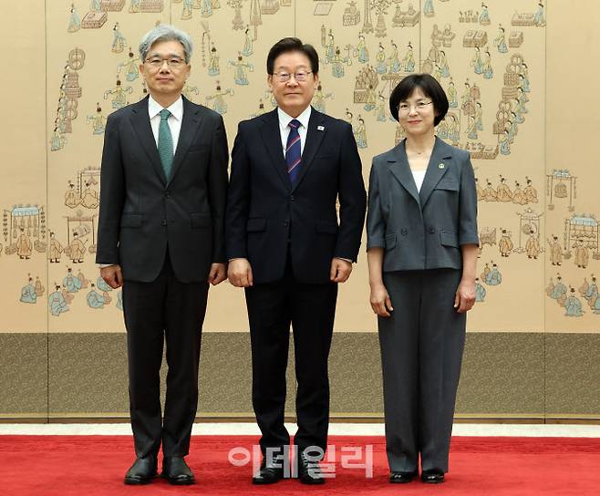 이재명 대통령이 28일 서울 용산 대통령실 청사에서 열린 임명장 수여식에서 김상환 헌법재판소장에게 임명장을 수여한 뒤 김 헌법재판소장 배우자와 기념촬영을 하고 있다.(사진=뉴시스)