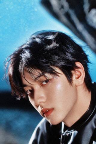 K-팝 그룹 ‘투모로우바이투게더’ 수빈. 사진=LG트윈스