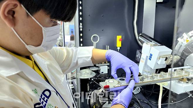 융기원의 반도체 분야 특성화고 계약학과 하계교육에 참여한 학생이 전문 장비를 이용한 실습 교육을 받고 있다.(사진=차세대융합기술연구원)