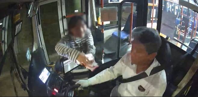 정영준 기사에게 과자를 건네는 승객(사진=서울시버스운송사업조합)