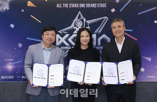 2025 KGMA 계약체결식이 28일 서울 중구 KG타워 13층 대회의실에서 열렸다. 송장헌(왼쪽부터) 크리에이터링 대표, 곽혜은 이데일리M 대표, 최성필 디오디 대표가 기념 촬영을 하고 있다. (사진=일간스포츠)