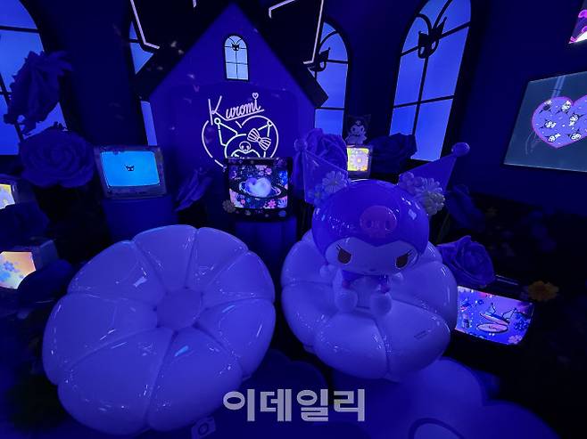 어두운 분위기의 ‘쿠로미 룸’