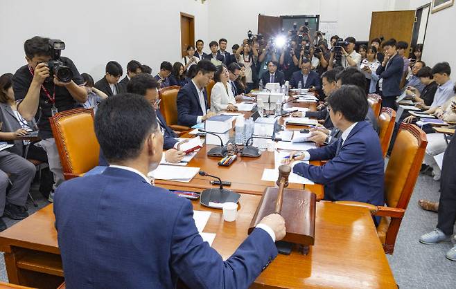 국회 환경노동위원회 법안소위 위원장인 더불어민주당 김주영 의원(앞)이 28일 국회 환노위 소회의실에서 열린 고용노동밥안소위에서 노조법 2ㆍ3조(노란봉투법) 개정안 심사를 시작하고 있다.(사진=연합뉴스)