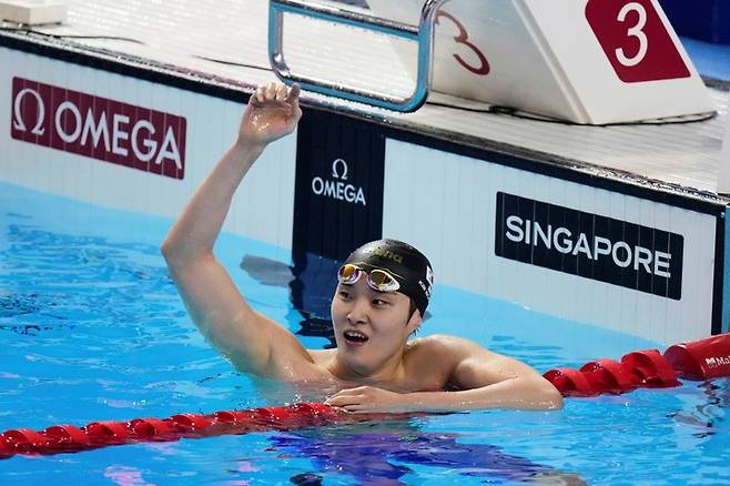 2025년 7월 27일(일), 싱가포르에서 열린 세계수영선수권대회 남자 자유형 400m 결승에서 동메달을 획득한 대한민국의 김우민이 환호하고 있다.&nbsp;