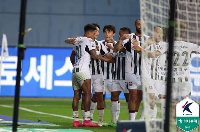 대전전 린가드의 득점에 기뻐하는 FC서울 선수단