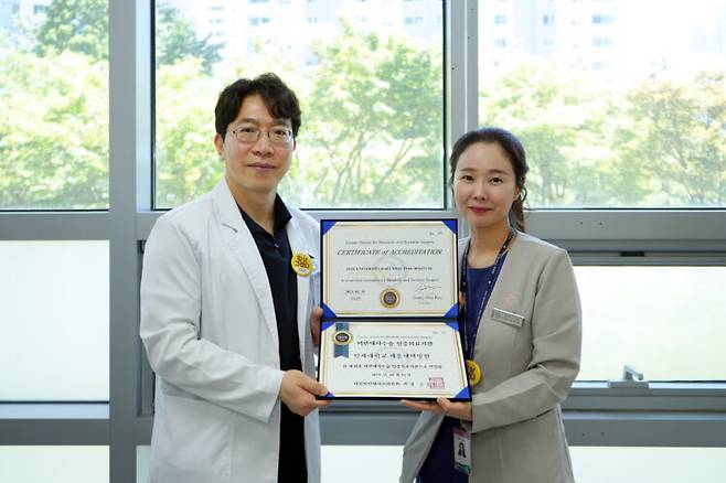 왼쪽부터 비만대사외과 인증의 오성진 교수, 인증코디네이터 성지나 간호사. [사진=해운대백병원]