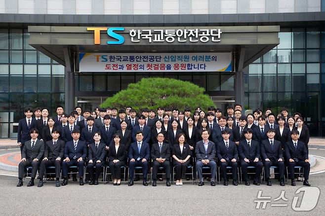 인터뷰를 진행한 21일 임명장 수여식 직후 신입직원과 기념사진을 찍은 정용식 이사장(TS 제공)