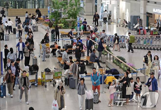 인천국제공항 제1터미널 입국장이 여행을 마치고 일상으로 돌아가려는 이용객들로 붐비고 있다. 2025.5.6/뉴스1 ⓒ News1 장수영 기자