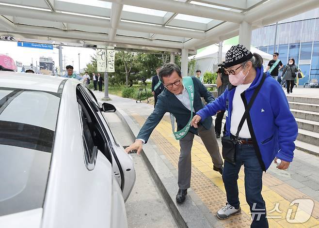 강릉 솔향콜택시 이용 관광객 대상으로 지역 관광 홍보하는 김홍규 시장.(강릉시 제공, 재판매 및 DB 금지)