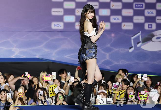 아이브 장원영이 26일 경기도 고양시 일산서구 킨텍스 제1전시장에서 열린 ‘2025 SBS 가요대전 Summer’에 참석해 블루카펫을 밟고 있다. ⓒ News1 권현진 기자