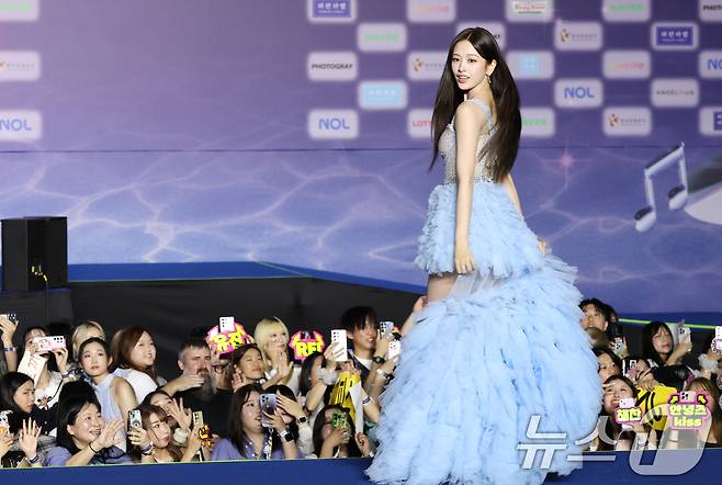 아이브 안유진이 26일 경기도 고양시 일산서구 킨텍스 제1전시장에서 열린 ‘2025 SBS 가요대전 Summer’에 참석해 블루카펫을 밟고 있다. ⓒ News1 권현진 기자