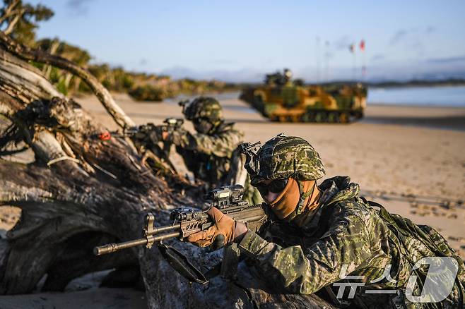 해병대는 지난 27일까지 호주 북동부 일대에서 미국, 호주 등과 함께 '25년 탈리스만 세이버 연합훈련'에 참가해 연합작전 수행능력을 향상했다고 28일 밝혔다. 탈리스만세이버 훈련 간 한·호주 상륙군이 후속 제대의 상륙을 보장하기 위한 경계를 실시하고 있다. (해병대사령부 제공. 재판매 및 DB 금지) 2025.7.28/뉴스1 ⓒ News1 이연주 기자