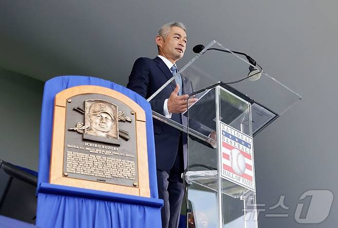 MLB 명예의 전당 입회식에서 연설 중인 이치로. ⓒ AFP=뉴스1