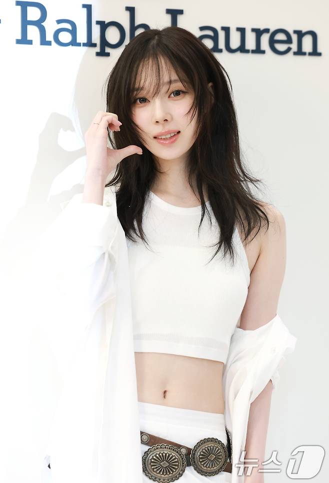 에스파 윈터가 28일 오전 경기도 성남시 분당구 현대백화점 판교점에서 열린 폴로 랄프 로렌 '폴로 플레이 백' 팝업스토어 오픈 행사에 참석해 볼 하트 포즈를 취하고 있다. ⓒ News1 권현진 기자