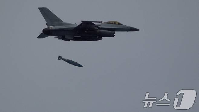작년 8월 한미 간 '을지 자유의 방패' 연습의 일환으로 공군 KF-16 전투기가 서해상에서 지상 표적을 향해 GBU-31 유도폭탄을 투하하고 있다.  (공군 제공) 2024.8.26/뉴스1