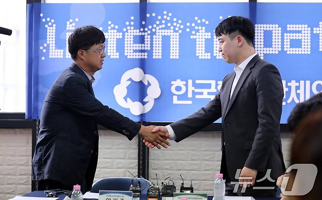 한성존 대한전공의협의회 비상대책위원장(오른쪽)이 28일 서울 영등포구 한국환자단체연합회을 찾아 안기종 한국환자단체연합회 대표와 인사를 나누고 있다.  2025.7.28/뉴스1 ⓒ News1 박지혜 기자