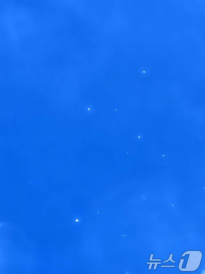 28일 낮 12시50분쯤 경북 경주시 내남면 명계리 상공에 건축자재로 보이는 물체 5~10개 정도가 떨어졌다. 50대 목격자 A 씨는 "갑자기 하늘에서 이상한 물체가 날아다녀 오물풍선 종류인 줄 알았다"고 말했다.(독자 제공, 재판매 및 DB금지) 2025.7.28/뉴스1 ⓒ News1 최창호 기자