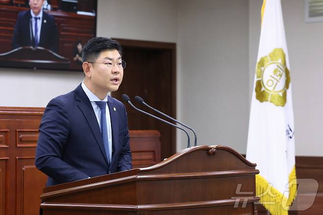 장경원 전남 순천시의원이 28일 '순천만IC 통행료 폐지 촉구 건의안'을 발의하고 있다.(순천시의회 제공. 재판매 및 DB 금지)