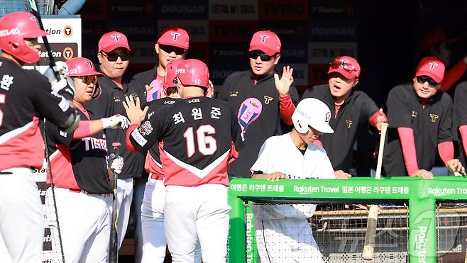 제21대 대통령 선거 투표일인 3일 오후 서울 송파구 잠실야구장에서 열린 프로야구 '2025 신한 SOL뱅크 KBO 리그' KIA 타이거즈와 두산 베어스의 경기, KIA 이범호 감독을 비롯한 코칭스테프들이 1회초 1사 만루에서 오선우의 2타점 적시 2루타 때 득점에 성공한 박찬호와 최원준을 맞이하고 있다. 2025.6.3/뉴스1 ⓒ News1 김진환 기자