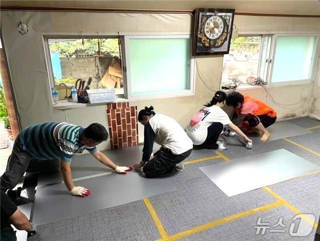 전북지역 탄소전문기업 하이하우징이 전주시 취약계층 세대를 방문, 탄소섬유바닥난방 공사를 무상 시공했다.(하이하우징 제공, 재판매 및 DB 금지)/뉴스1