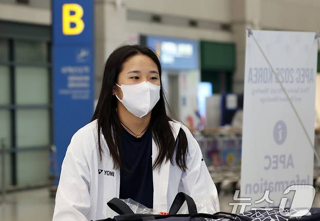 배드민턴 국가대표 안세영이 28일 오후 인천국제공항 제1여객터미널을 통해 귀국하고 있다.  2025.7.28/뉴스1 ⓒ News1 김명섭 기자